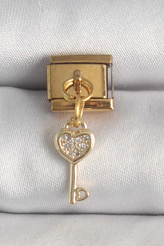 Gold Renk Sallantı Zirkon Taşlı Kalpli Anahtar Model Nomination Charm